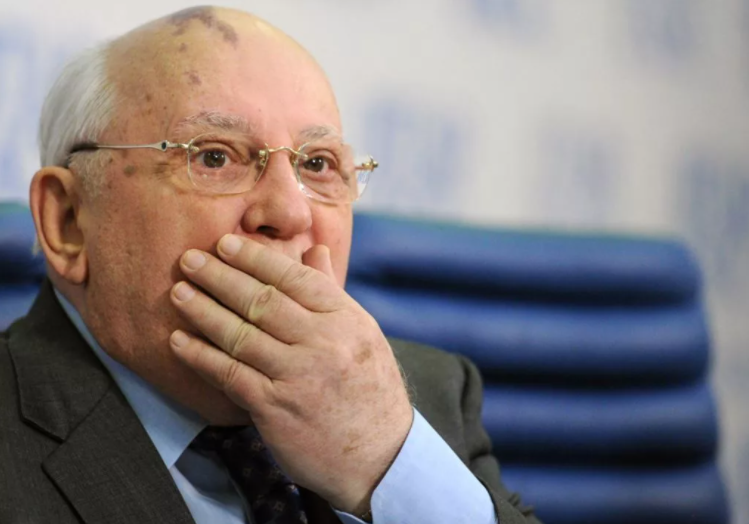 Горбачев назвал разрушившие перестройку и Советский Союз «два удара»