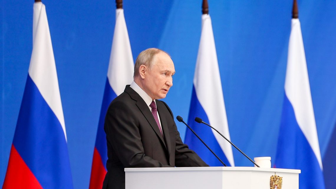 Путин призвал отечественный бизнес работать в юрисдикции РФ
