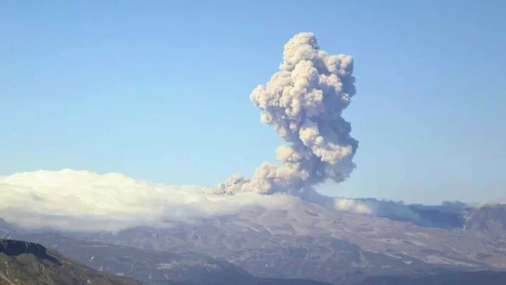 Вулкан Эбеко на Северных Курилах выбросил столб пепла высотой 3,5 км
